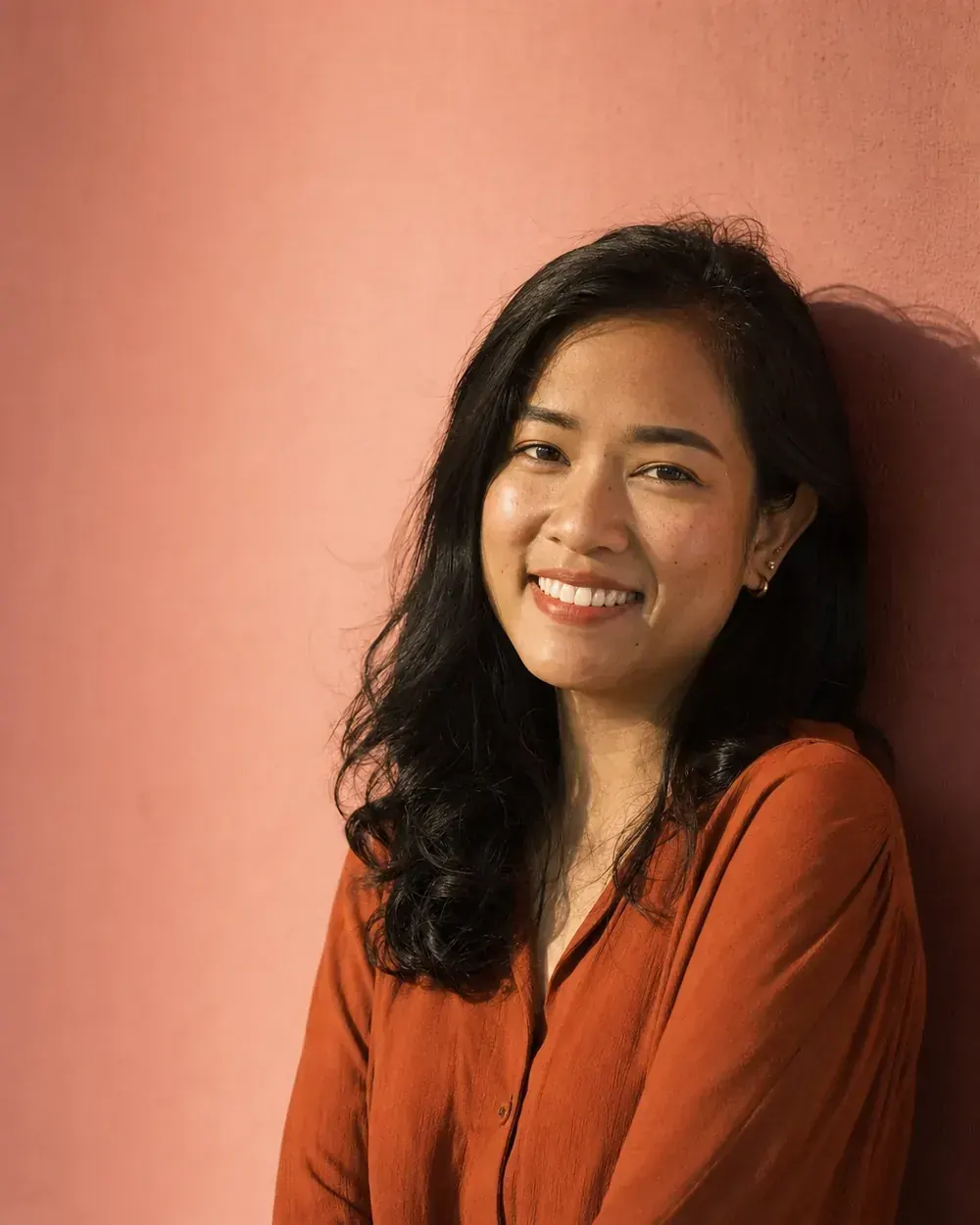 Editorial studio portrait of Nara Suwan, Color & Design Specialist at hubStudio.