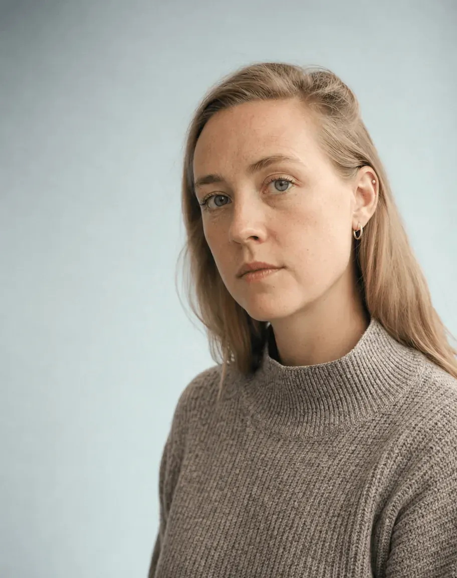 Editorial studio portrait of Sofia Andersen, Visual Designer at hubStudio.