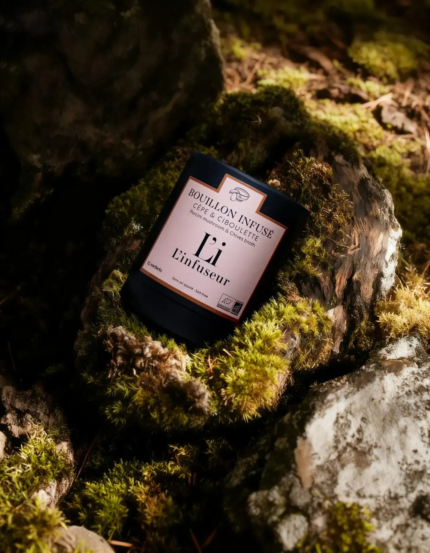 A L'infuseur seasonal visual set in an outdoor context.